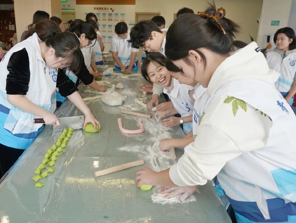 冬至暖饺香，温情满怡康——济宁医学院学子情暖长者心