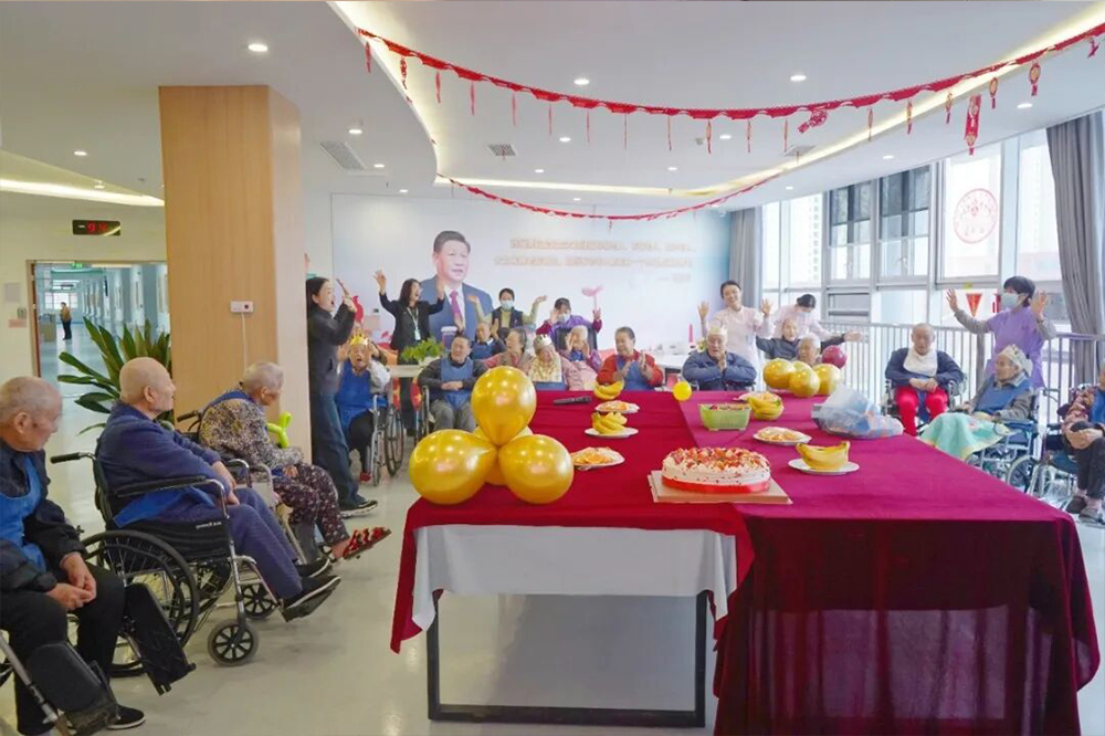 双喜临门贺新岁，温情相伴暖人心——凤凰怡康长者生日会