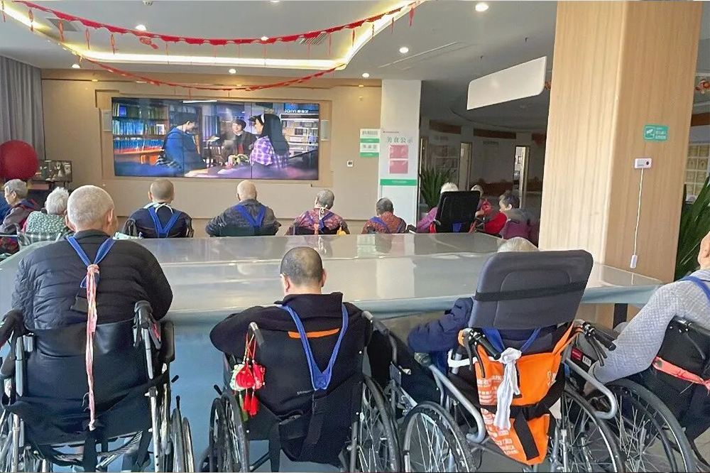 光影相伴，温暖同行！凤凰怡康长者惬意观影日